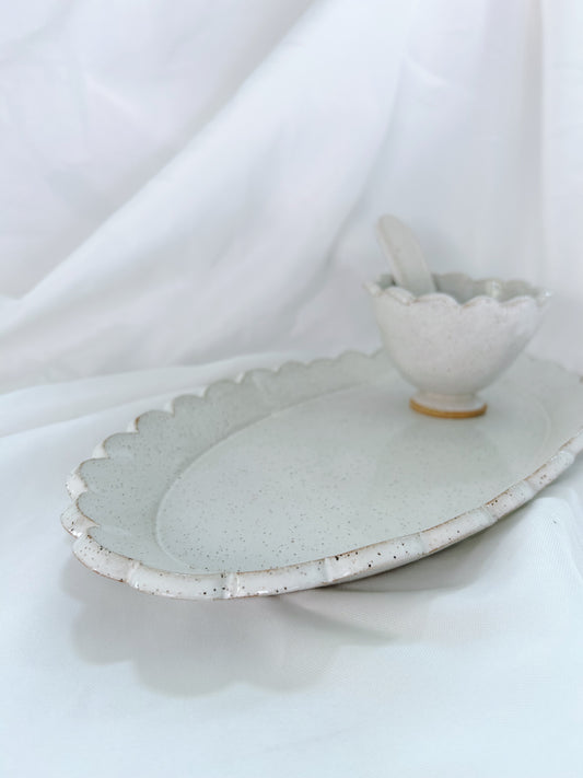 Scalloped serving set | white