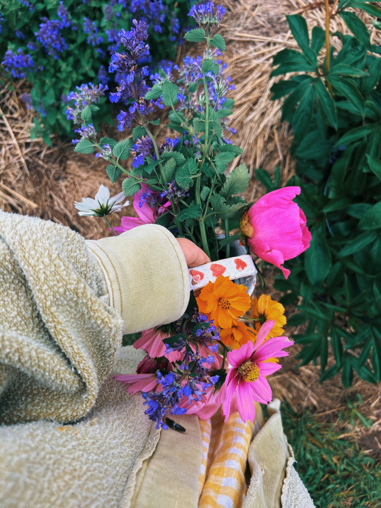 Flower basket | red striped