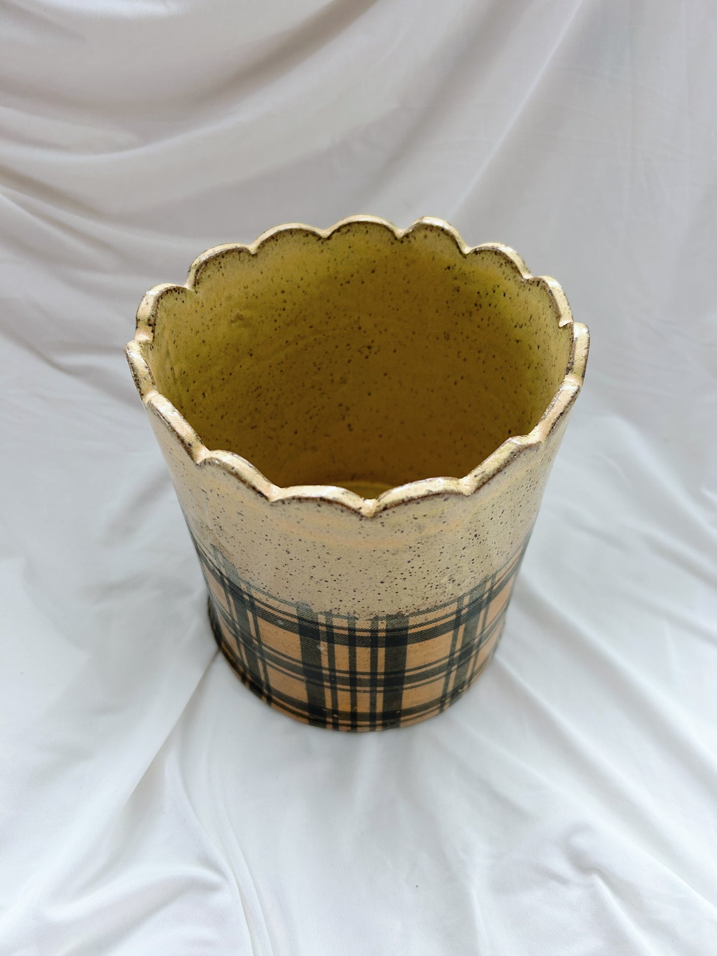 Plaid scalloped utensil holder