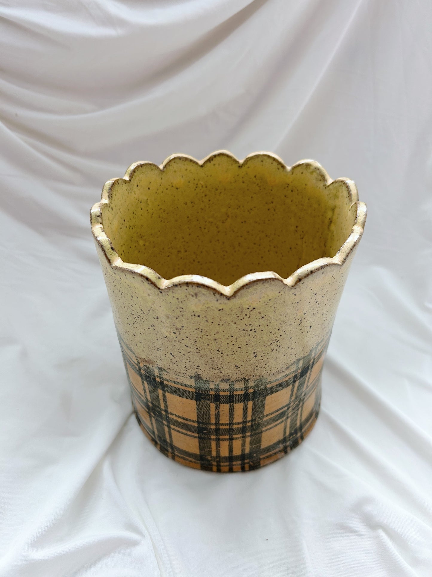 Plaid scalloped utensil holder