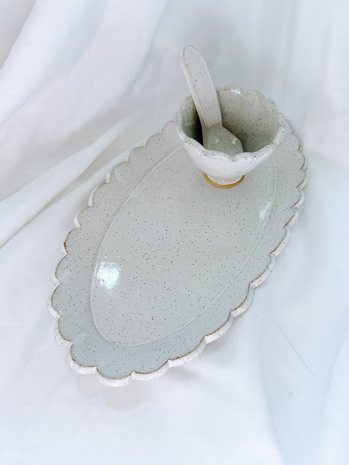 Scalloped serving set | white