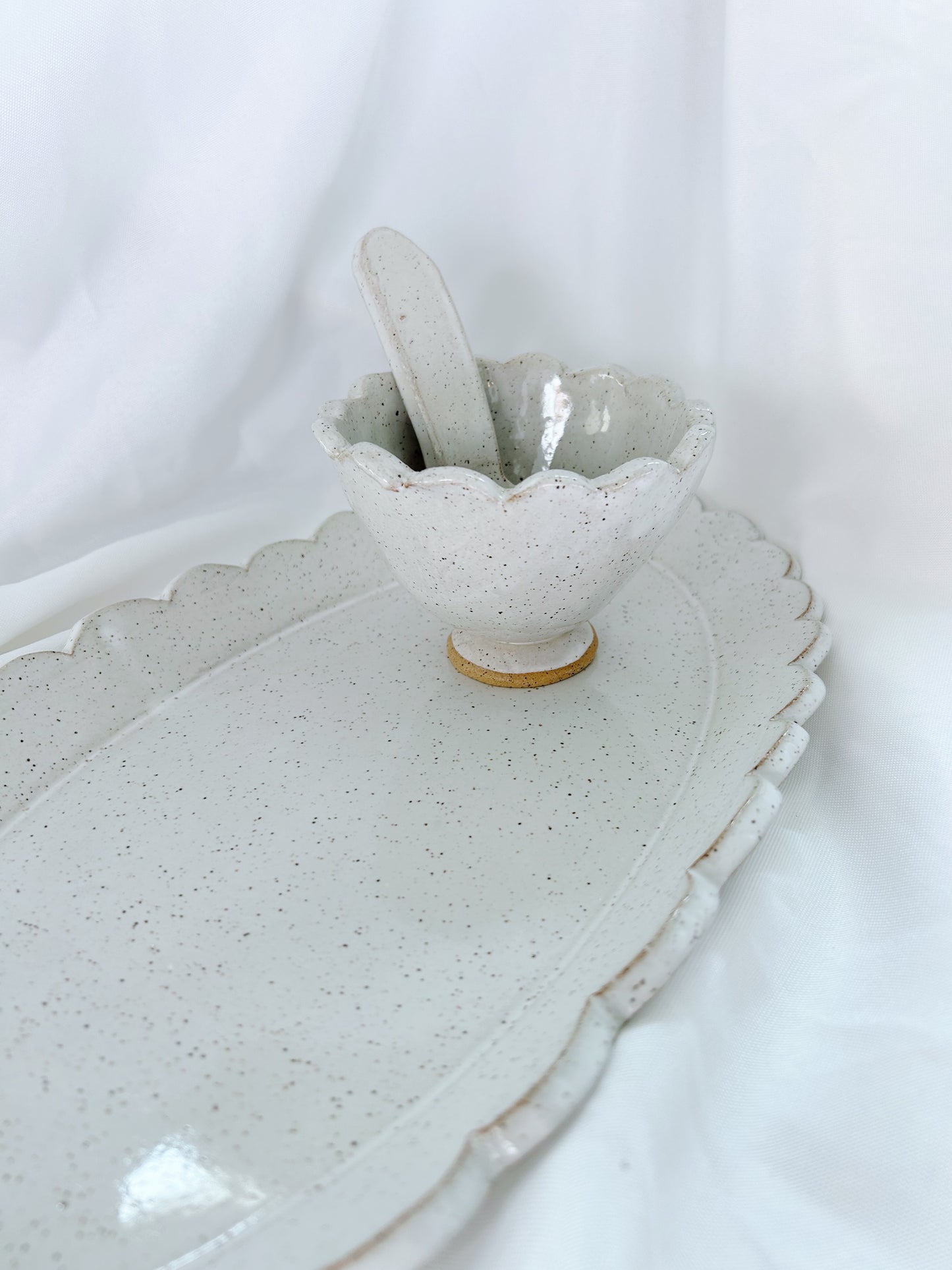 Scalloped serving set | white