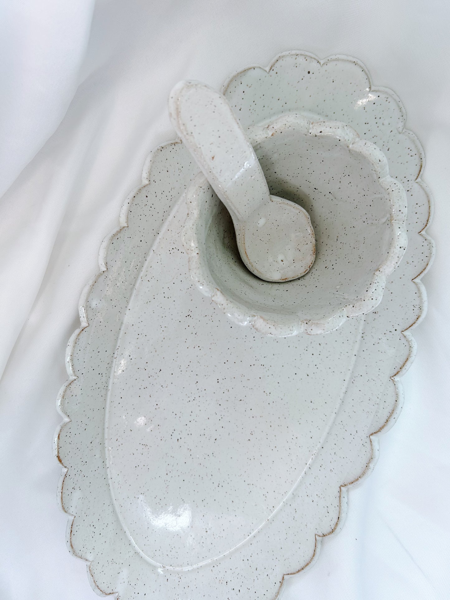 Scalloped serving set | white