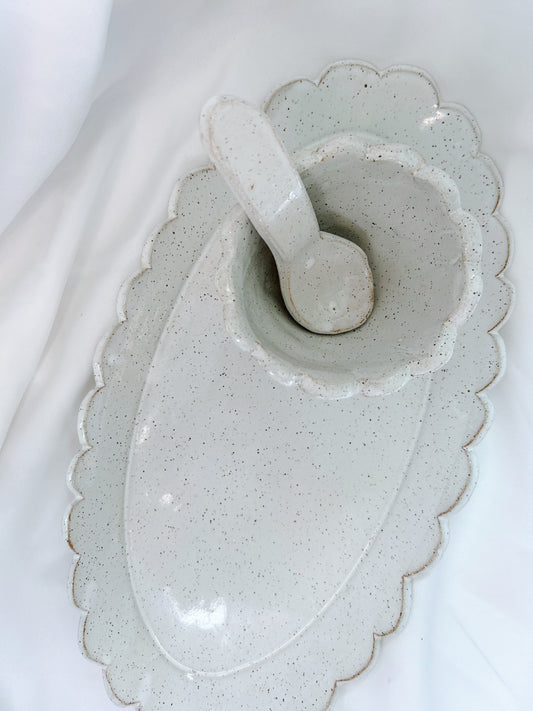 Scalloped serving set | white