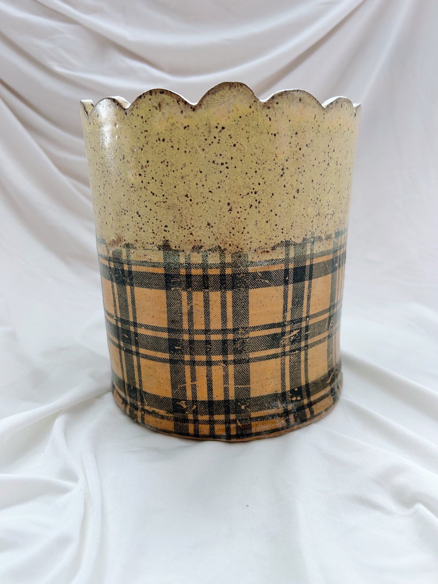 Plaid scalloped utensil holder