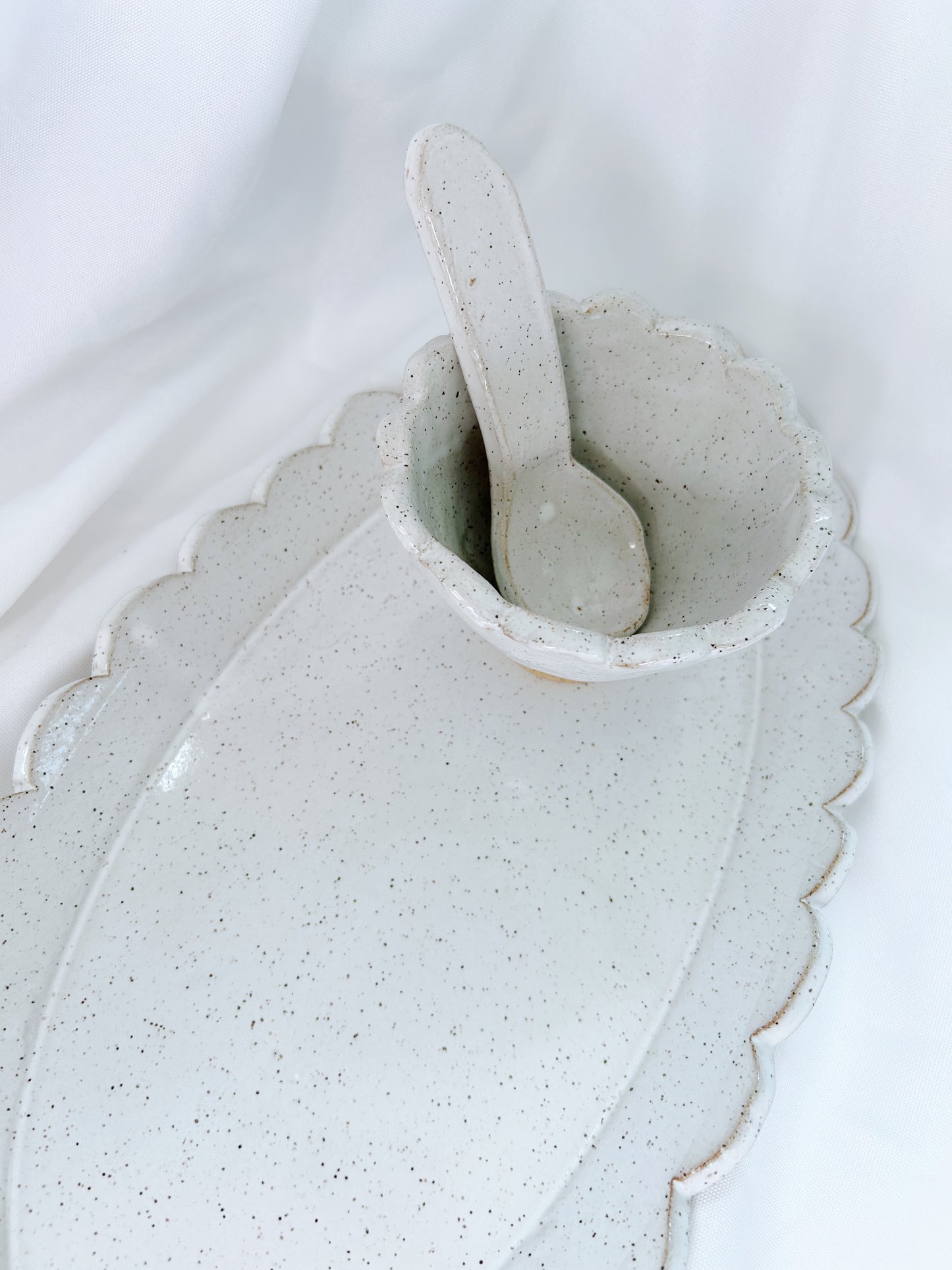 Scalloped serving set | white
