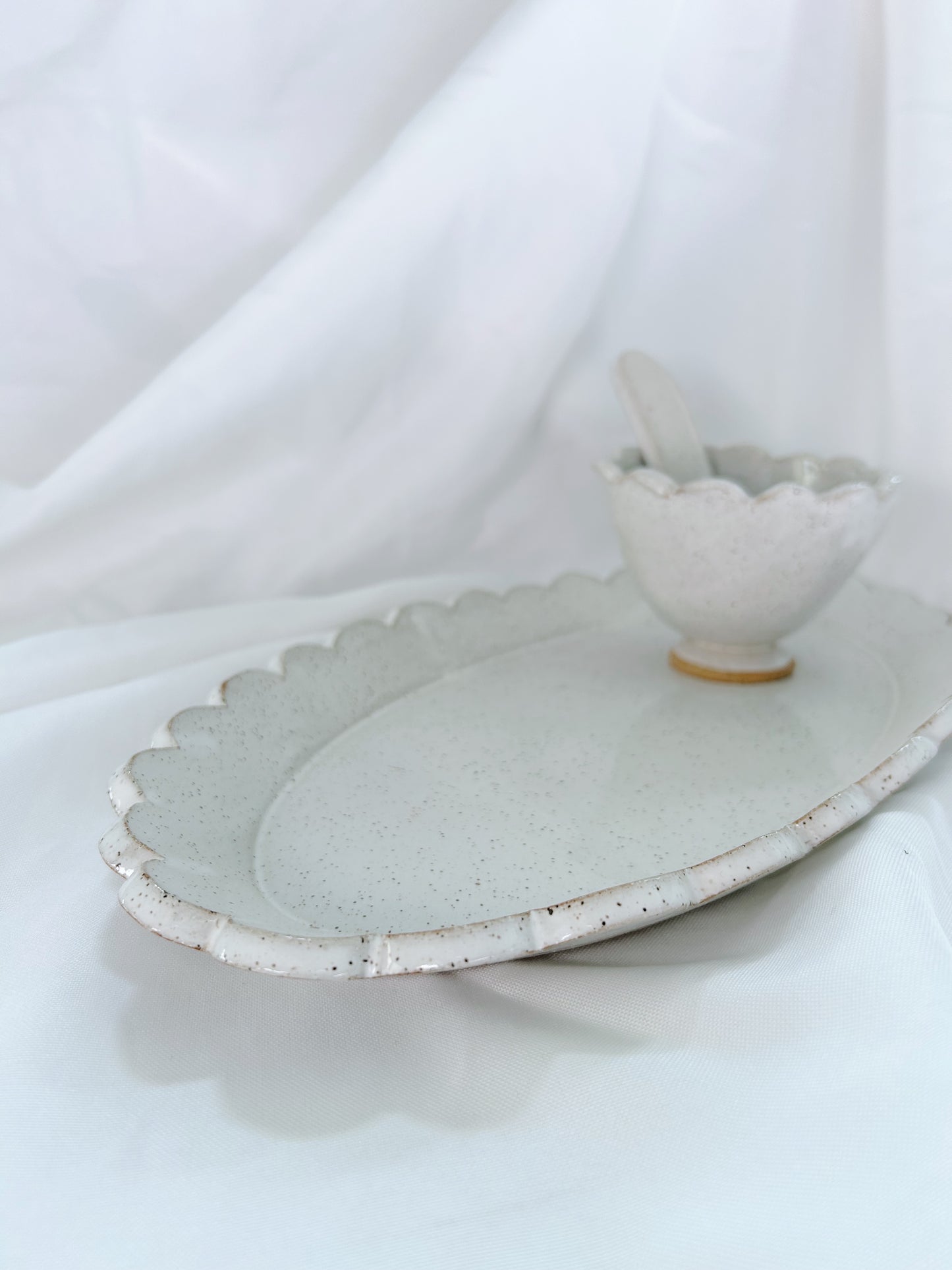 Scalloped serving set | white