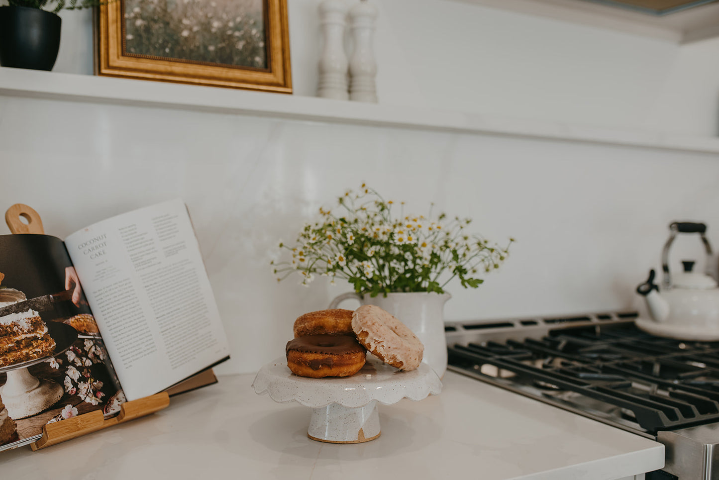Scalloped cake stand
