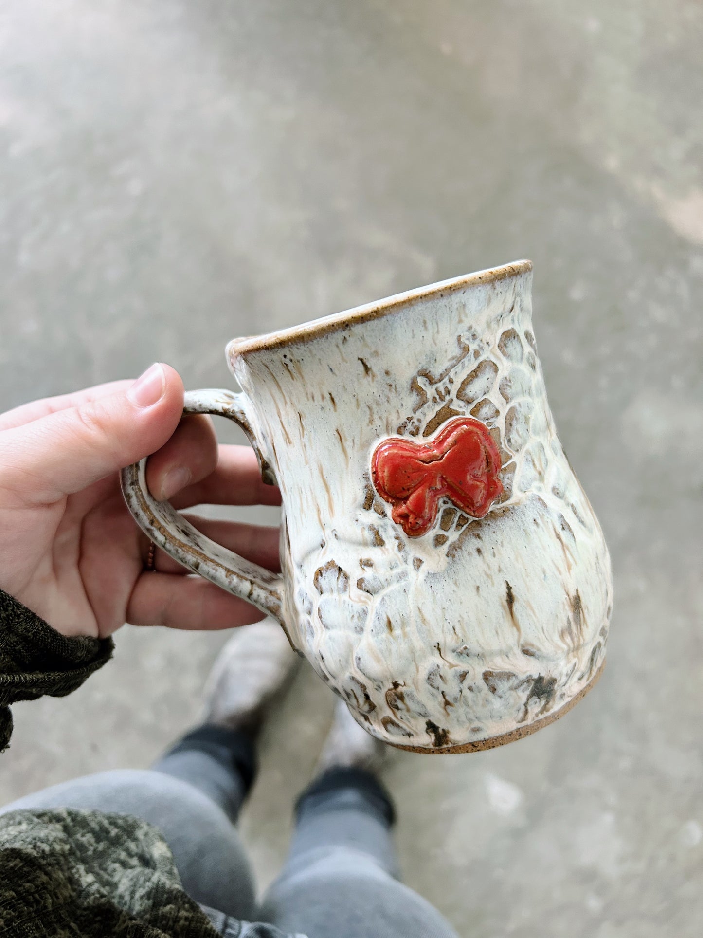 Medium red bow mug |